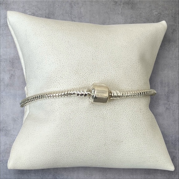 Silver bangle bracelet with rounded clasp & stamped .925 - Picture 1 of 8